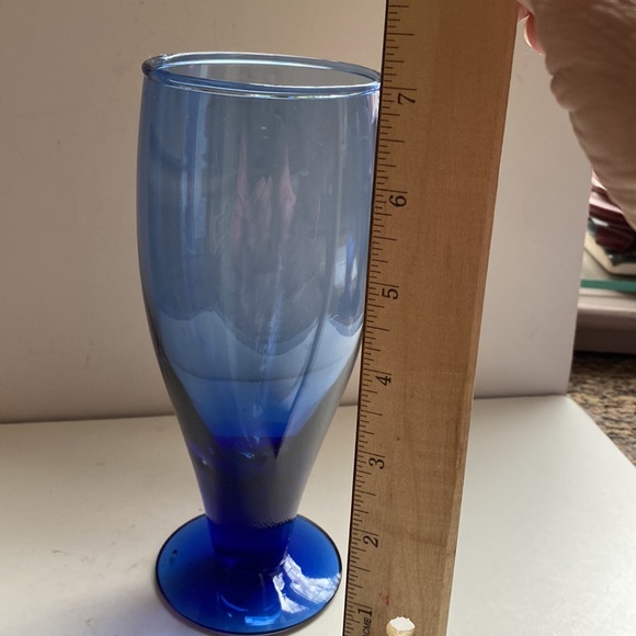 Set of 4 cobalt Blue footed drinking glasses - Picture 3 of 9